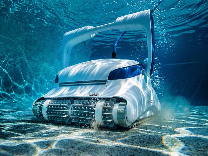 Commercial pool with robotic cleaner