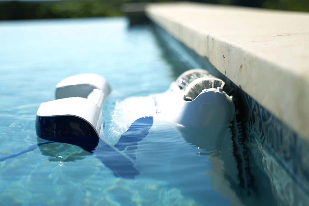 Dolphin Sigma Waterline Cleaning