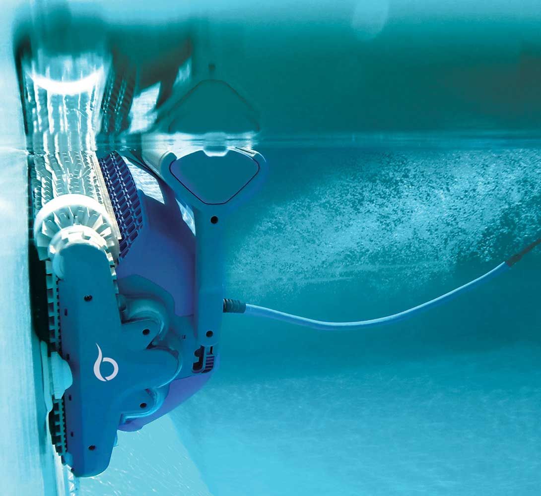 Dolphin M400 Underwater Wall Cleaning 4