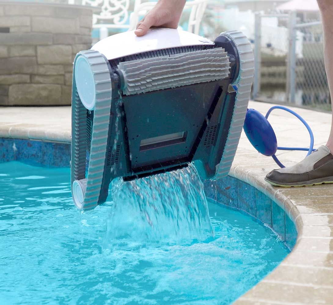 Dolphin Proteus DX3 Poolside Cleaning Robot 4