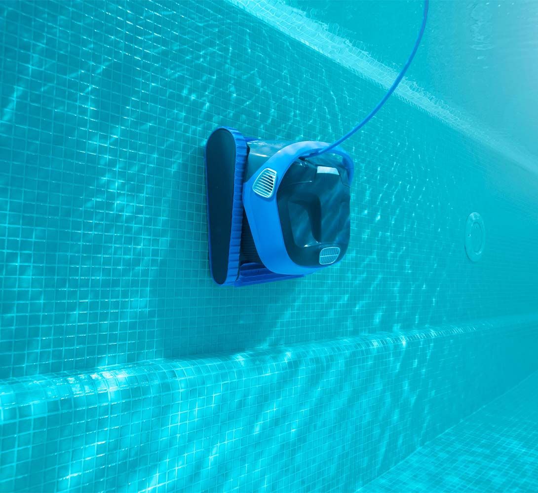 Dolphin S400 Underwater Wall Cleaning 6